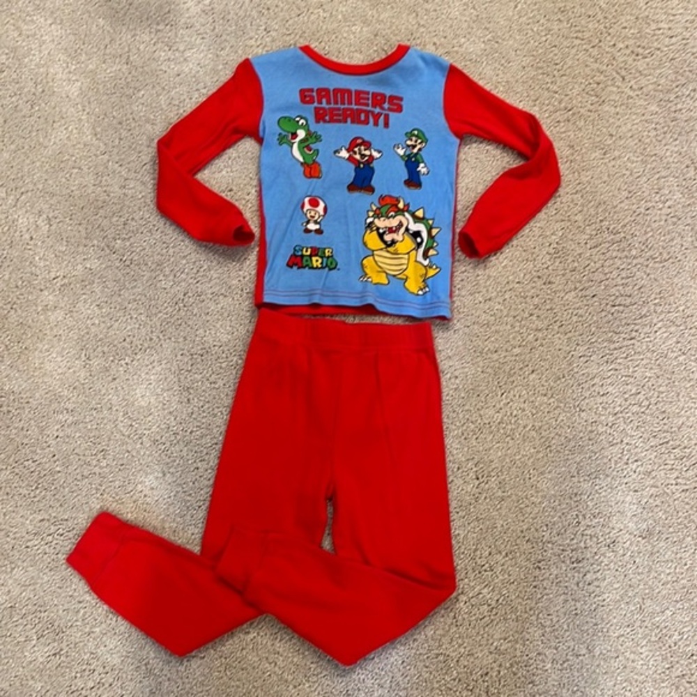 Super Mario pajamas! Fits like size 4-5